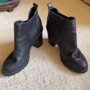 Sam&Libby black chunky heeled ankle boot w tread 9